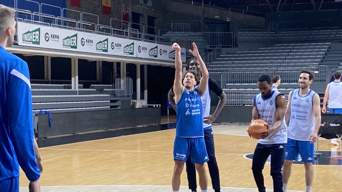 Goudou-Sinha, amb samarreta blava, al Poliesportiu.