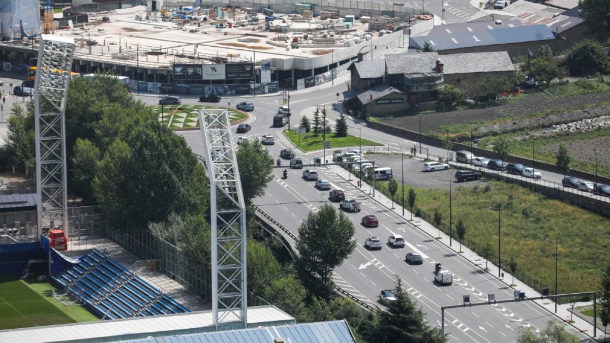 Cotxes circulant a l’alçada de l’Estadi Nacional.