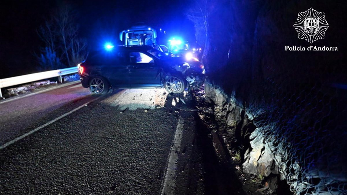 El cotxe accidentat a la Traba