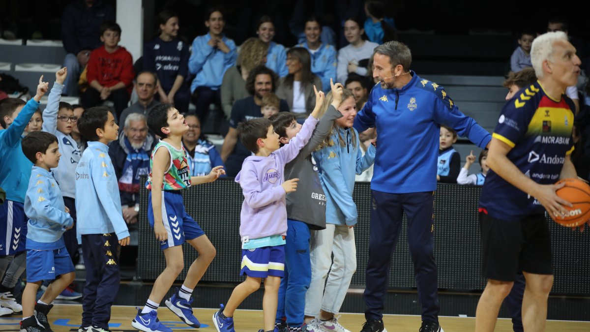 El tècnic del MoraBanc, Joan Plaza, amb alguns petits aficionats.