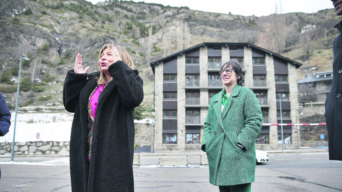 Marta Alberch davant d’un bloc del parc públic.