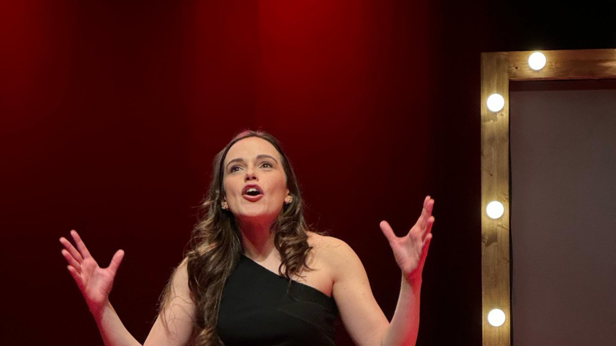 Núria Montes durant la representació de l'obra