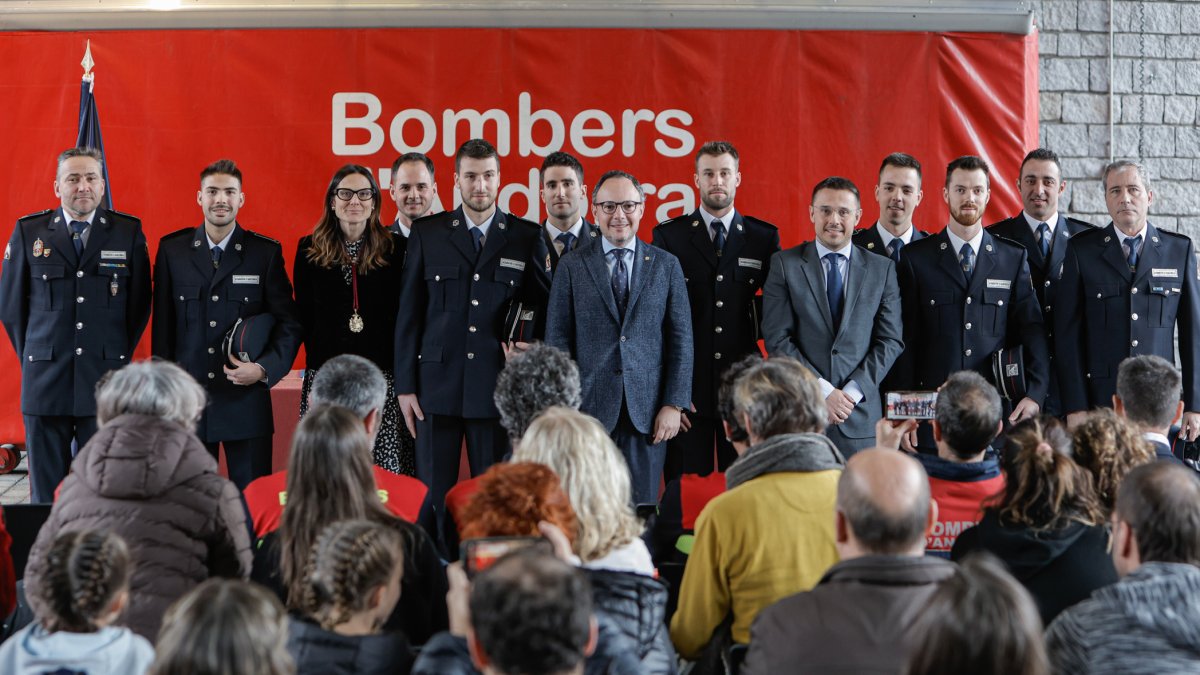 Ester Molné i Xavier Espot durant l'acte de jurament del càrrec de la 36a promoció del cos de bombers
