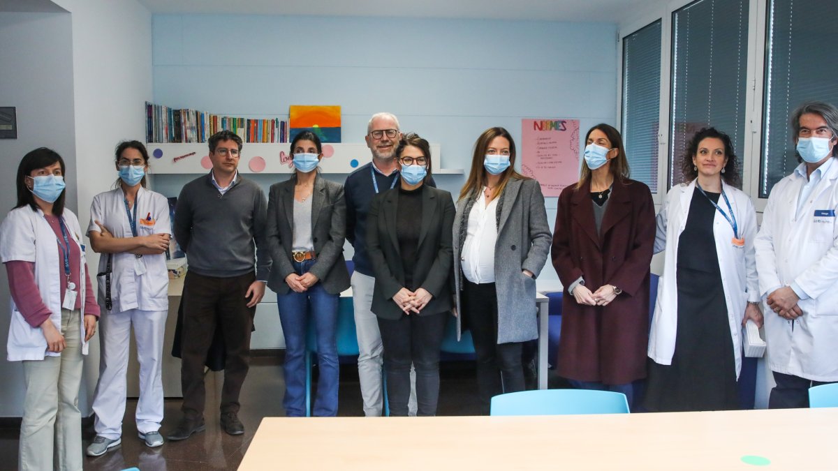 La directora del SAAS, Meritxell Cosan, i la ministra de Salut, Helena Mas, amb altres convidats a la inauguració de l’àrea.