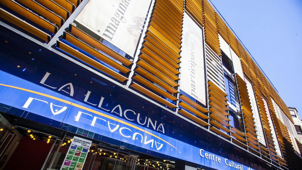 Façana exterior de l'edifici del centre cultural de la llacuna