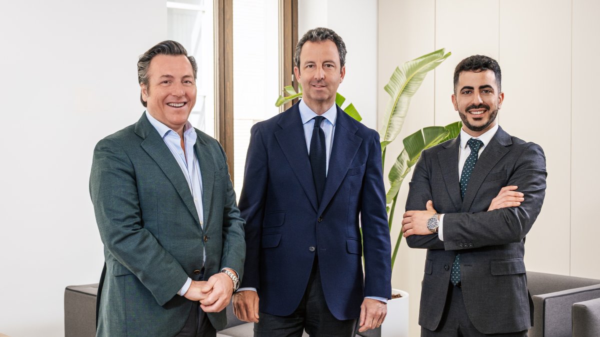 Per l'esquerra: José Samper, director territorial de Creand Wealth Management a la zona de Llevant i Andalusia; Rafael Álvarez-Net, director de l’oficina, i Óscar Parraga, banquer sènior de l’oficina.