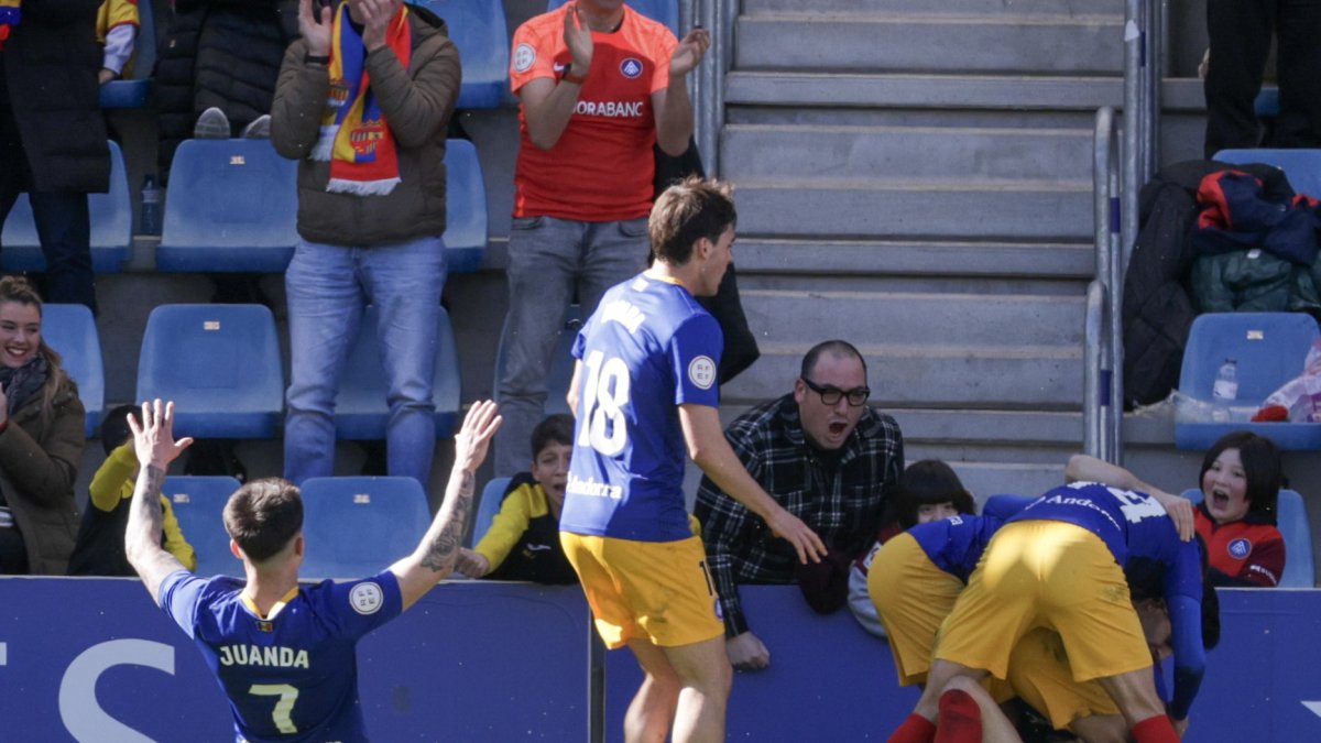 Els jugadors de l’FC Andorra celebrant el segon gol de Manu Nieto contra el Zamora.