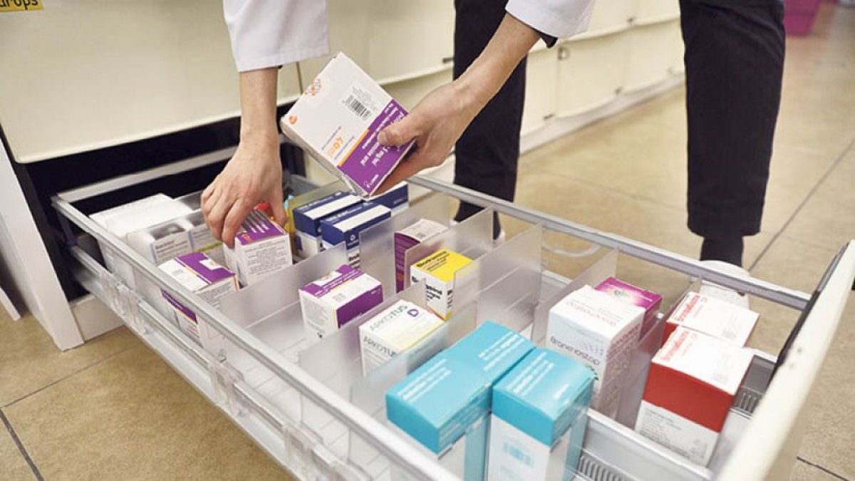 El calaix de medicaments d’una farmàcia.