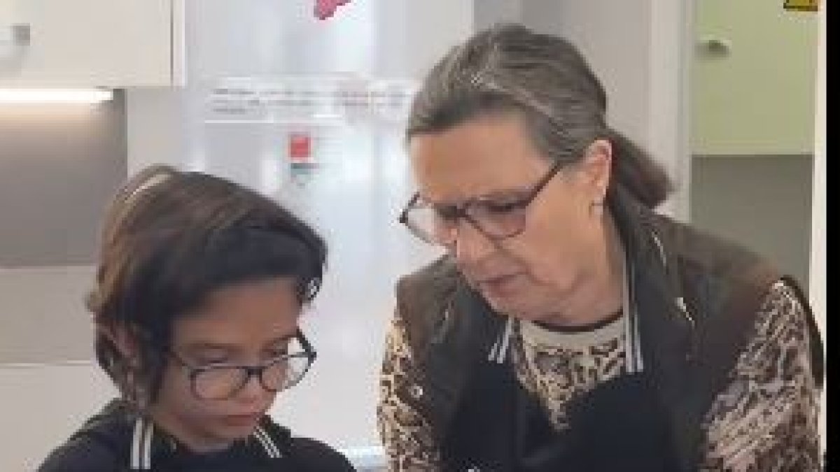 Un jove i una escudellaire, ahir al Rusc.