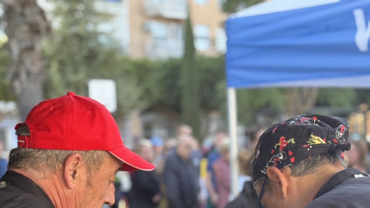 Monterde elaborant la paella.