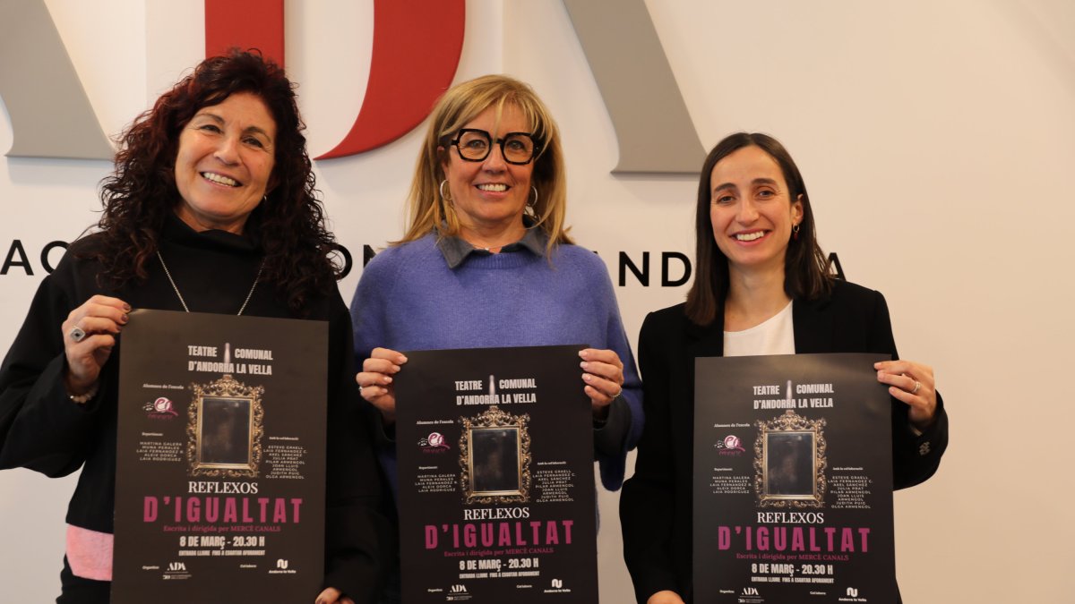 La directora de l'obra de teatre, Mercè Canals; amb la presidenta de l'Associació de Dones d'Andorra, Mònica Codina; i la cònsol menor del comú d'Andorra la Vella, Olalla Losada durant la presentació