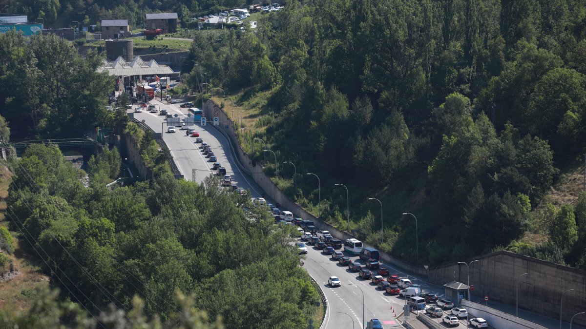 Cua de vehicles per a creuar la frontera.