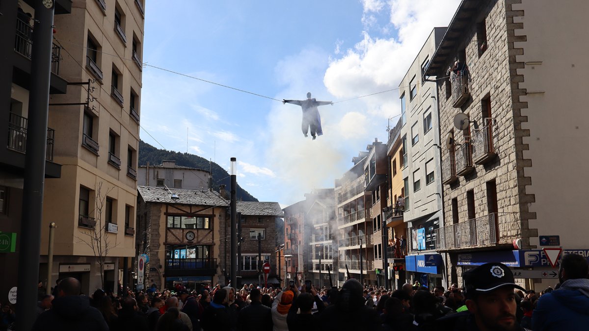 La penjada del Carnestoltes a la plaça del Consell General.