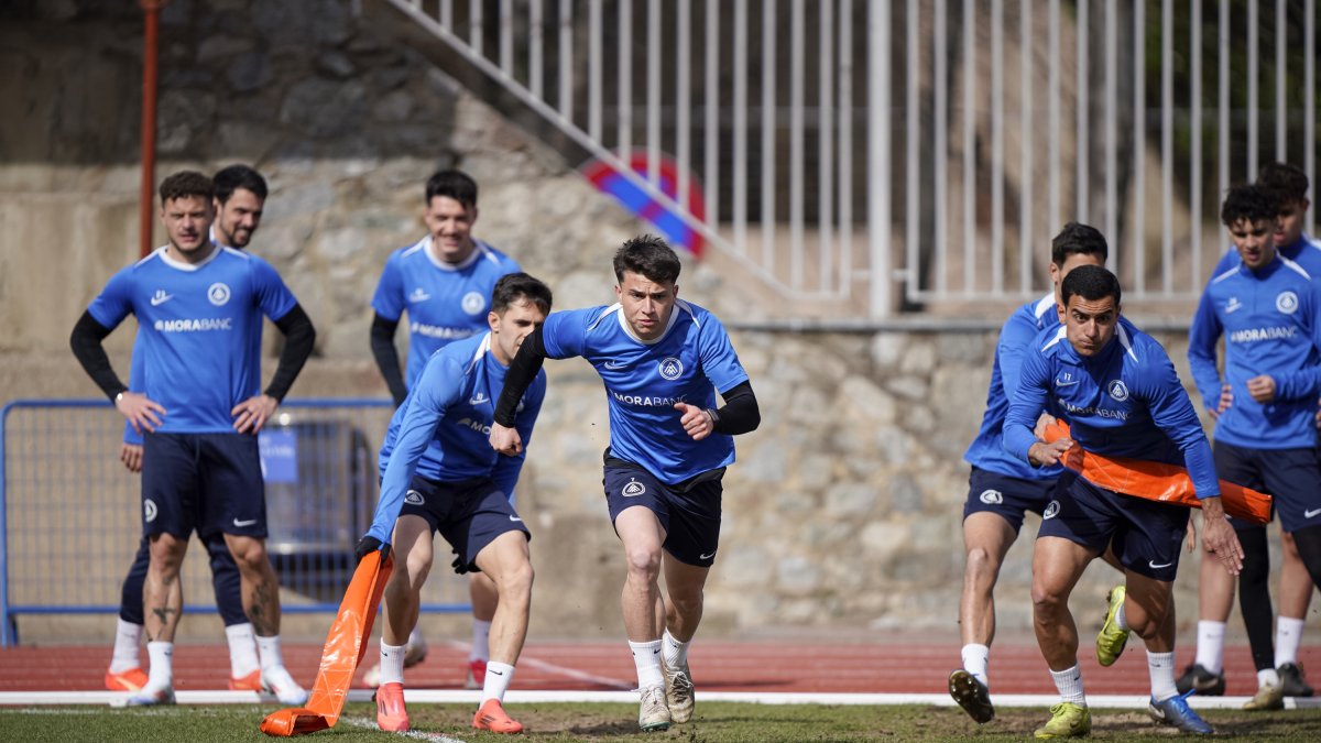 Els jugadors de l’FC Andorra en el darrer entrenament al Comunal.