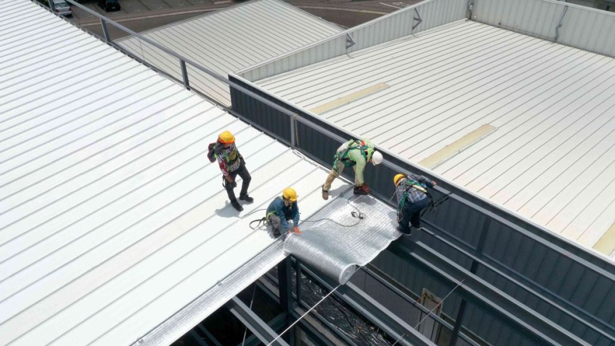 Operaris en una coberta.