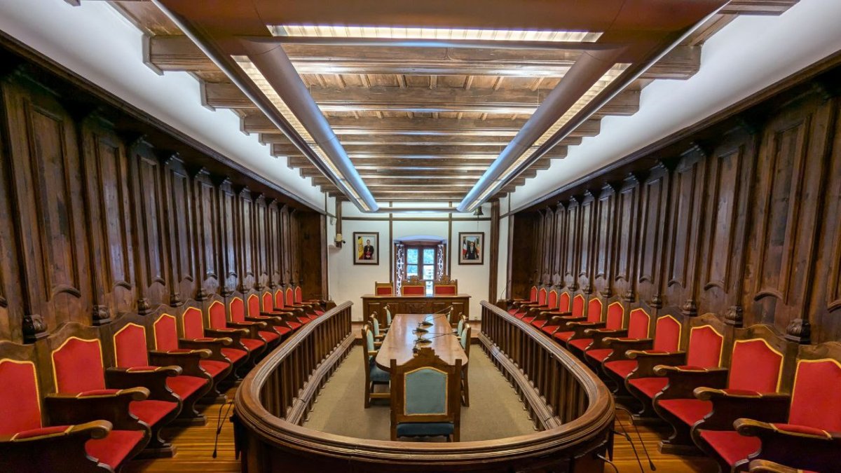 La sala de sessions de Casa de la Vall.