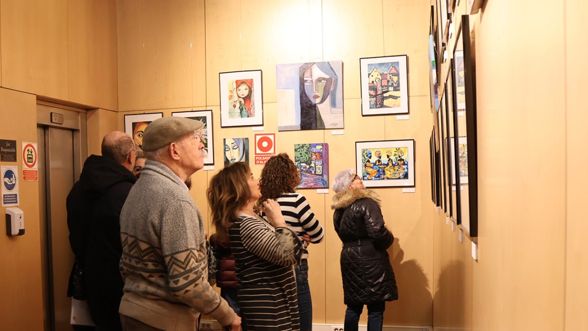 Els alumnes del taller d'art 'Gent Gran Activa' al vestíbul del bingo Star’s.