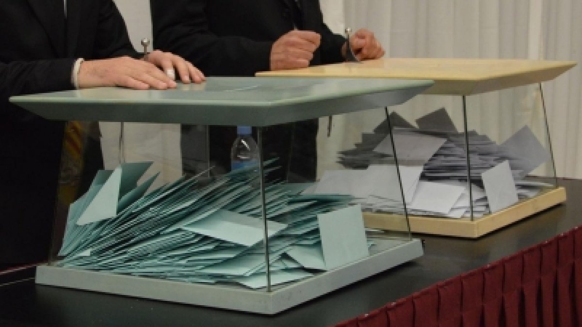 Unes urnes per dipositar el vot.