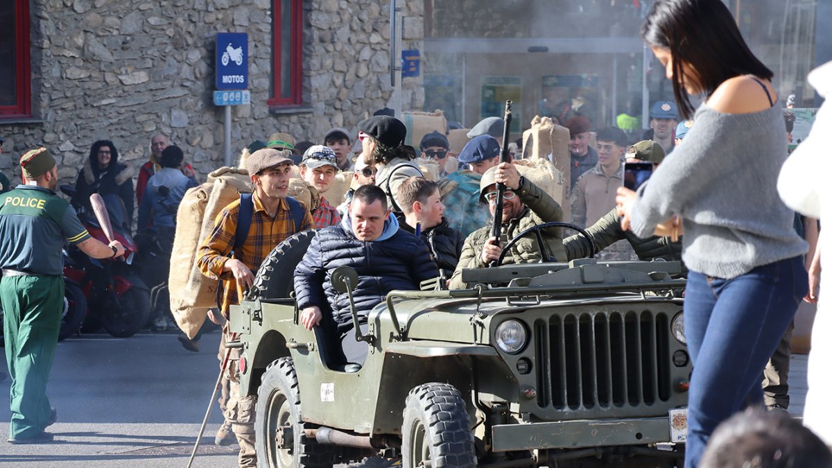Els contrabandistes arribant a la plaça dels Arínsols d'Encamp