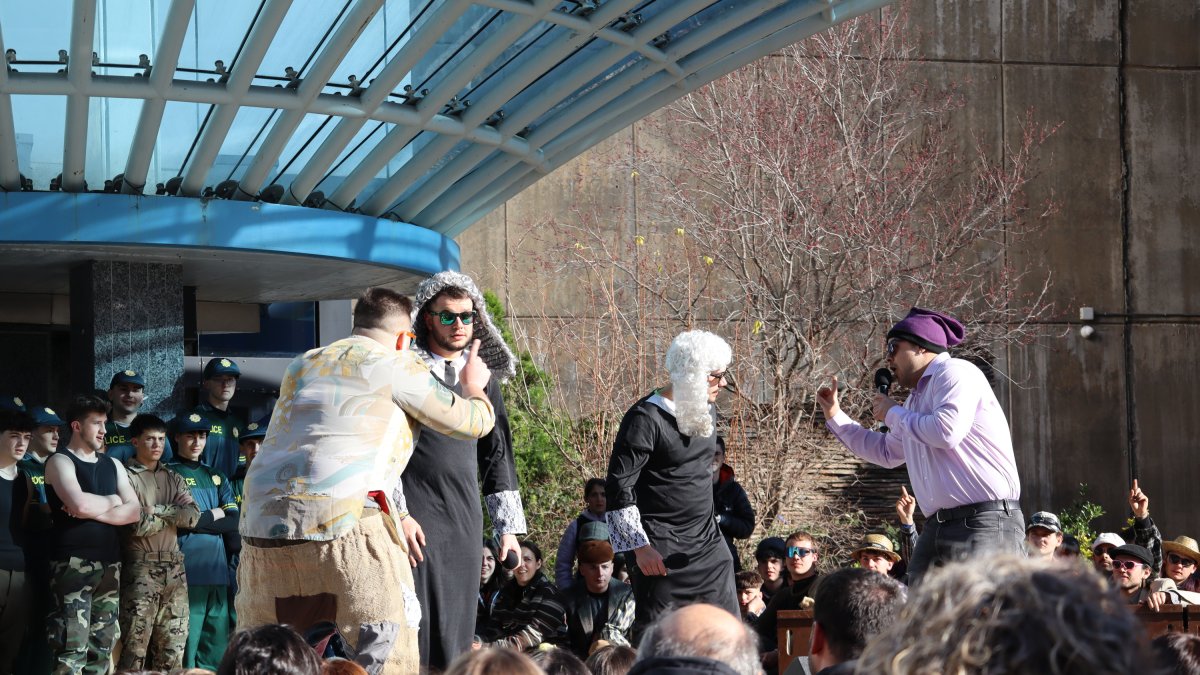 El tradicional judici dels contrabandistes encampadà va tornar a fer sàtira de temes d’actualitat.
