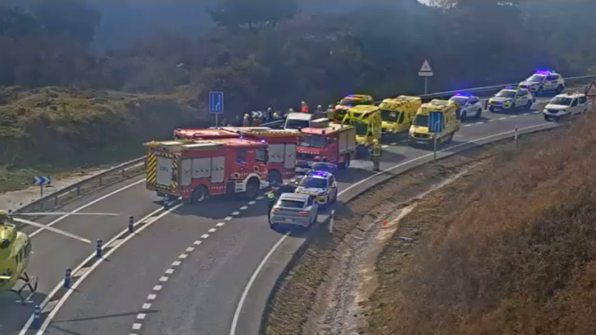 Equips d’emergència al lloc.