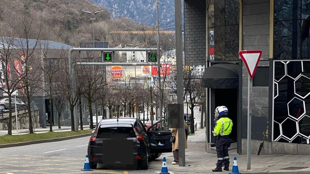 El vehicle accidentat aquest matí a la rotonda del Km. 0