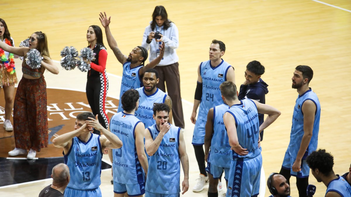 Els jugadors del MoraBanc, després d’imposar-se al Baskonia.