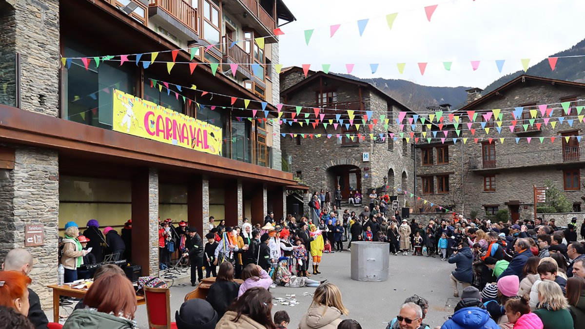 El públic observa amb humor la representació d’Els Contrabandistes a Ordino.