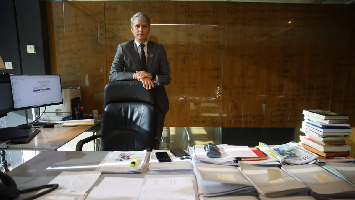 Àlex Fusté darrera la taula del seu despatx a la seu central d’Andbank.