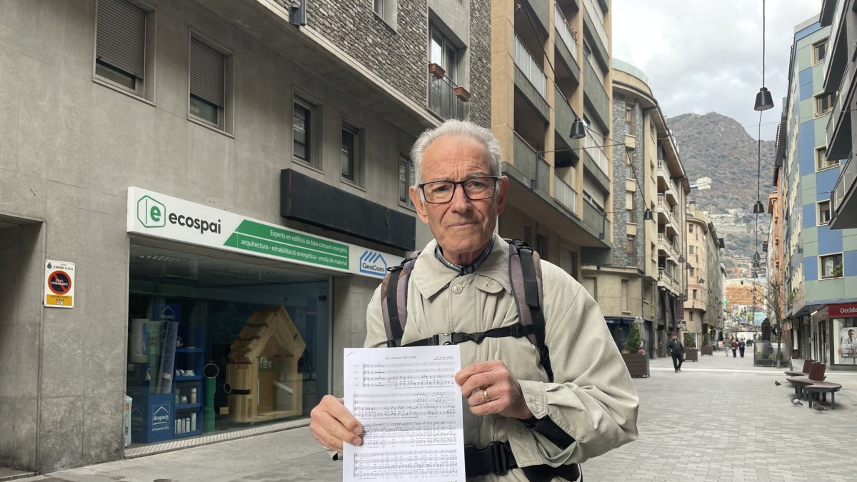 Elias posa amb la partitura de la cançó.