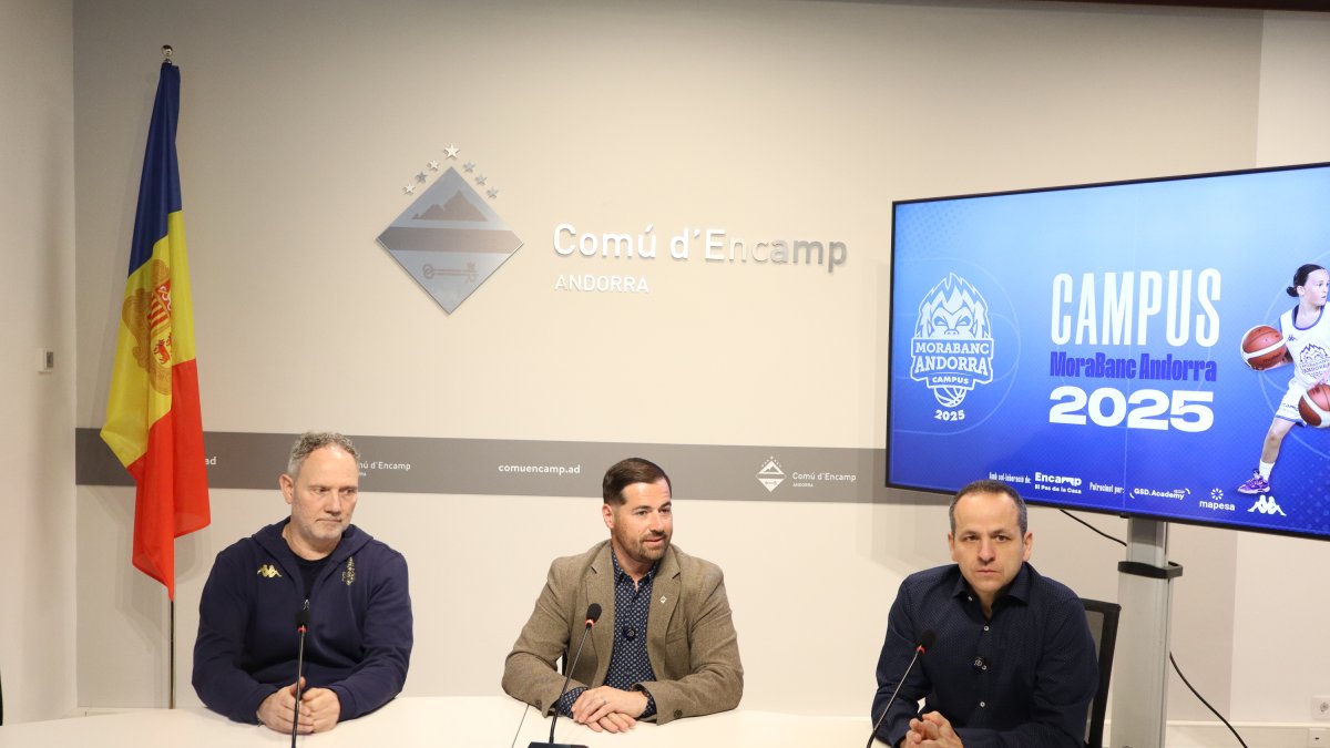 El coordinador del Campus BCA, Xavi Luque; el conseller d'Esports i Reactivació Econòmica del comú d'Encamp, Nino Marot; i el director del Campus BCA estiu 2025, David Eudal, durant la presentació.