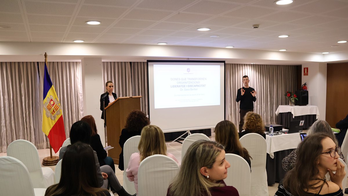 La secretària d’Estat d’Igualtat i Participació Ciutadana, Mariona Cadena, presentant la conferència de Sara Berbel.