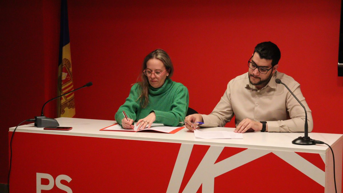 El president del PS, Pere Baró, i la portaveu de la Comissió d'Habitatge del PS, Eva Calero, durant la roda de premsa d'aquesta tarda.