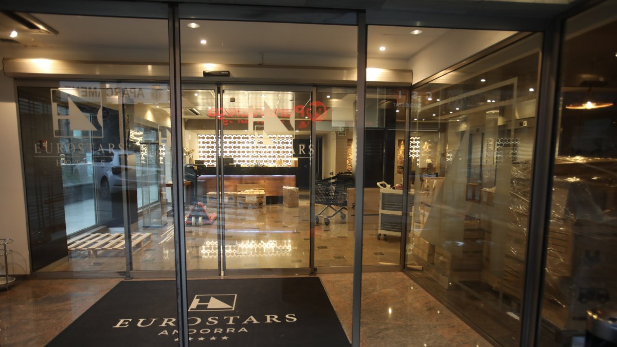 La recepció de l’establiment ahir a la tarda, buida i amb caixes de mudança.