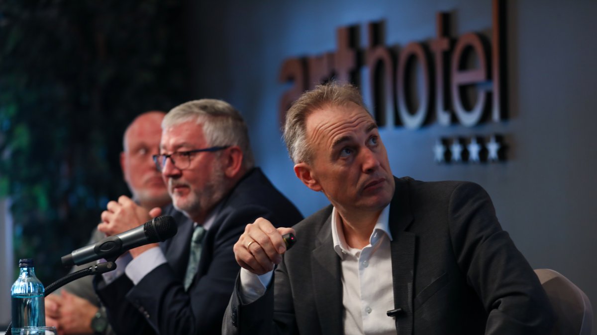 Luis Alberto Fabra a la presentació del primer informe.