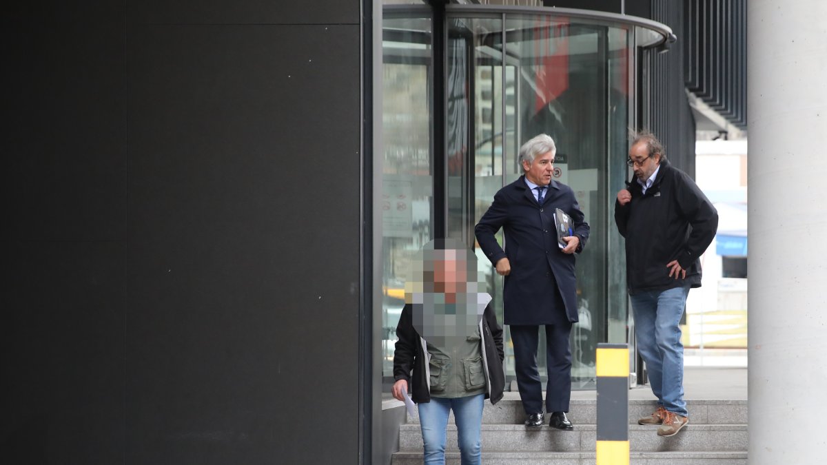 Un dels processats sortint de la seu de la Justícia, on va coincidir amb els Cierco, ahir.