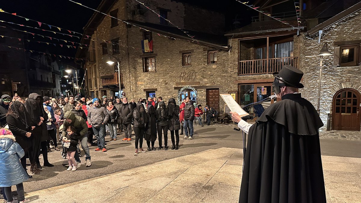 El Rei Carnestoltes d'Ordino llegint el testament a la plaça Major