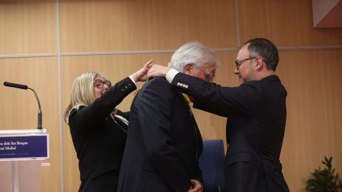 Xavier Espot entrega la Creu dels set braços a Marc Forné