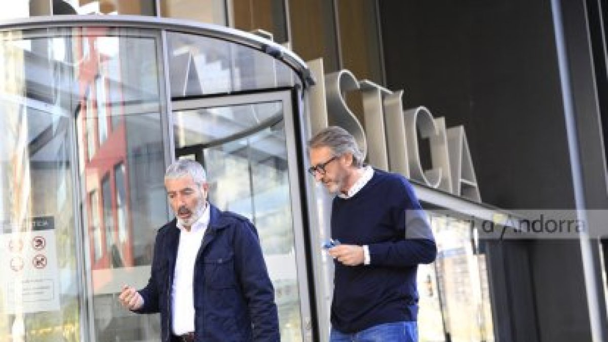 Joan Pau Miquel i Higini Cierco a la seu de la Justícia.