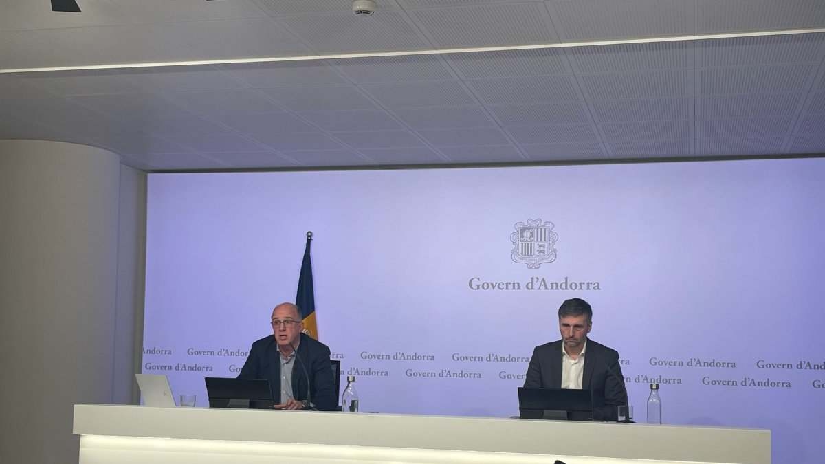 Xavier Campuzano i Joan Micó han presentat l'enquesta sobre l'ús de dispositius digitals a les aules