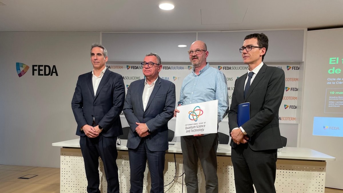 Un moment de la presentació del cicle de conferències de l'Any Internacional de la Física i la Tecnologia Quàntiques