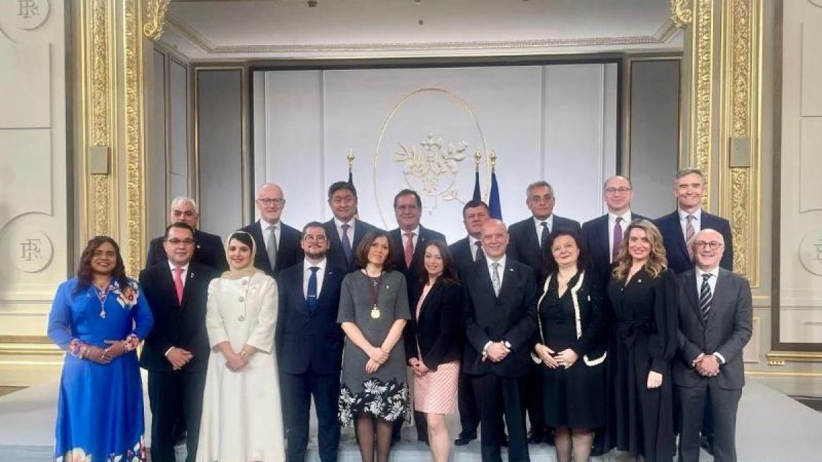 Els setze ambaixadors amb la ministra d'Afers Exteriors, Imma Tor, al palau de l'Elisi