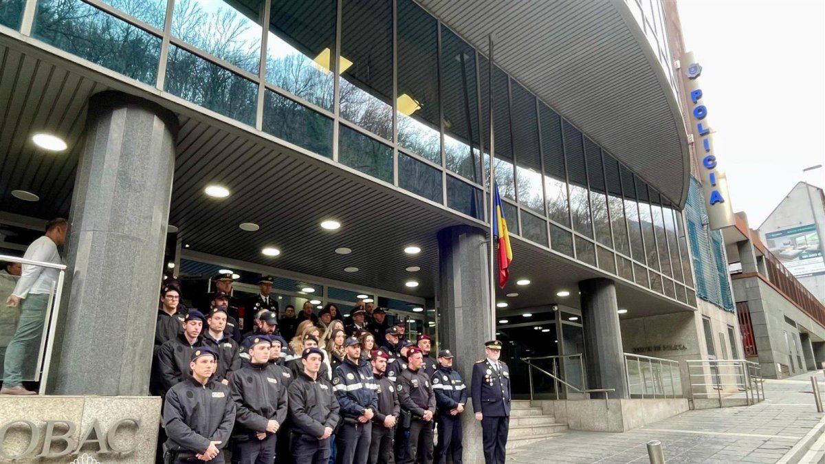 Minut de silenci davant la seu de la policia a Escaldes