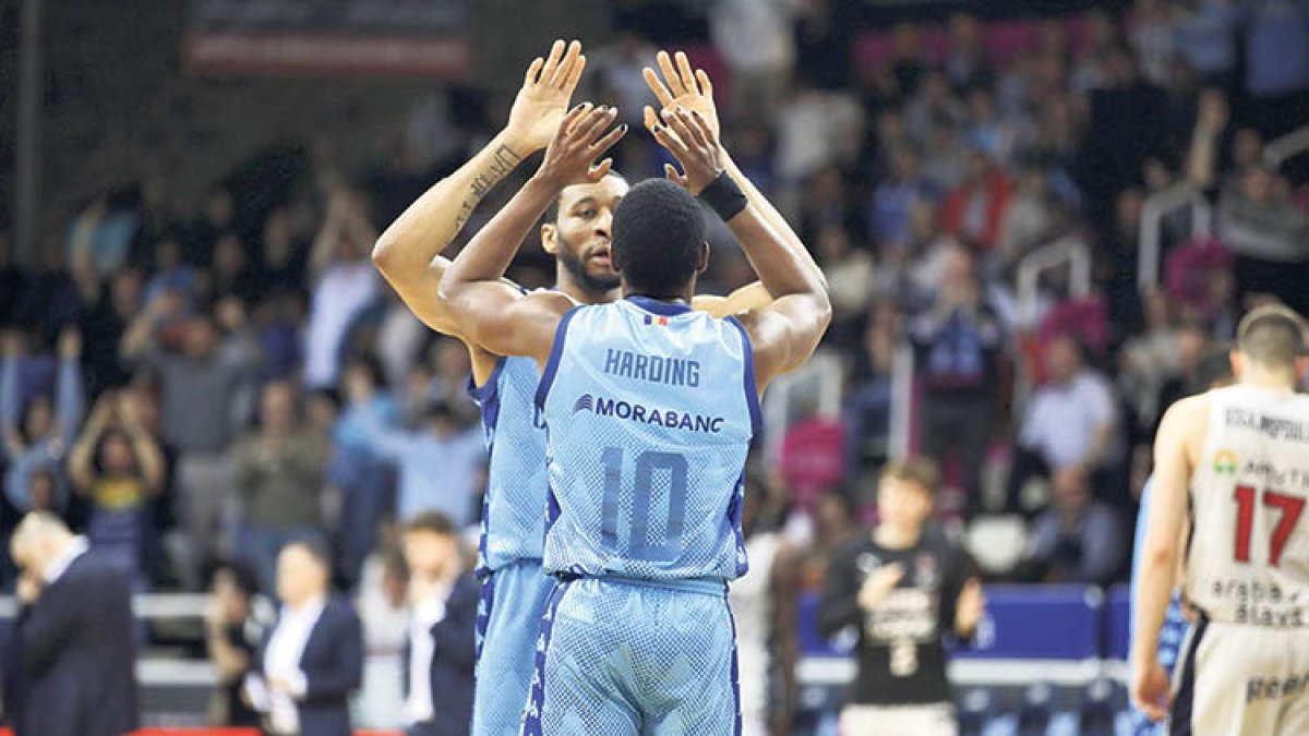 Harding i Okoye, en el darrer partit.