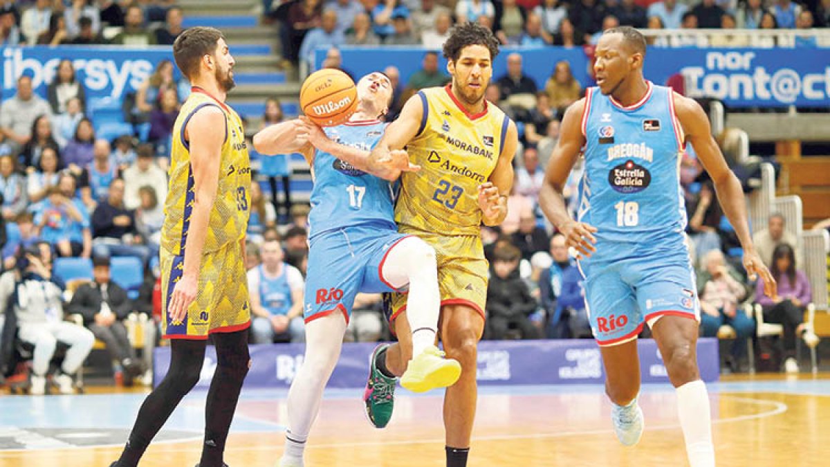 Felipe dos Anjos, en una acció amb Aranitovic, del Breogán, ahir a Lugo.