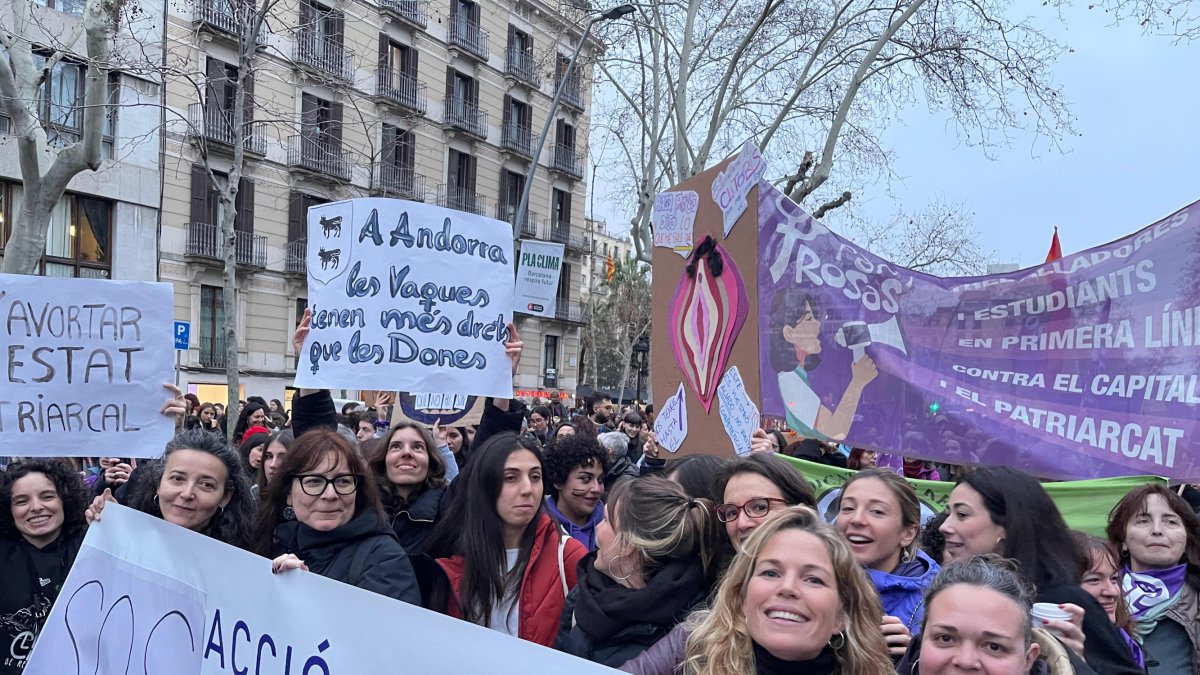 Les membres d’Acció Feminista a la marxa de Barcelona, ahir.
