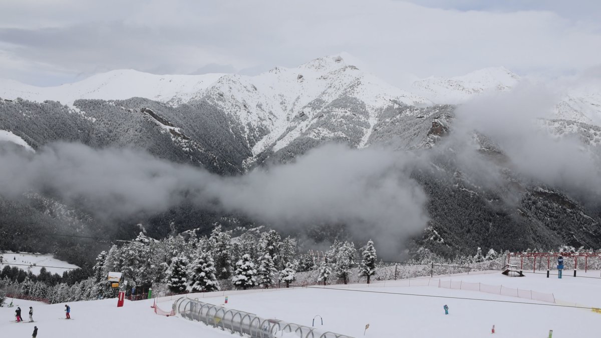 La neu acumulada vista des de l'estació de Pal Arinsal