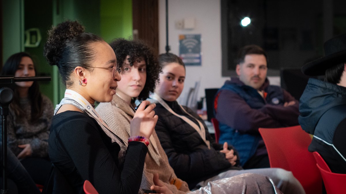 Un grup de joves participant en un debat