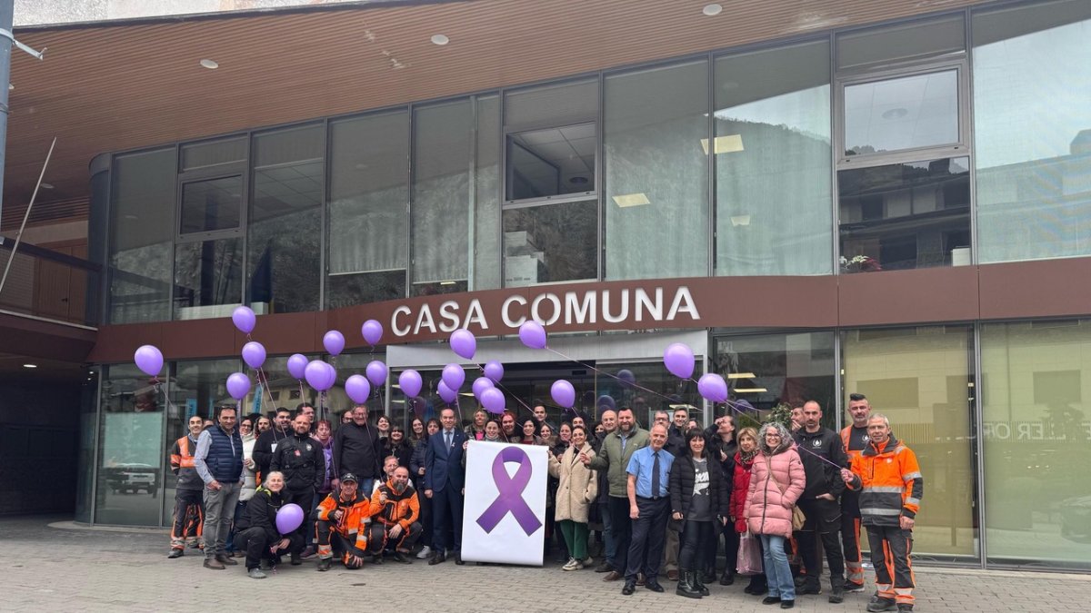 El personal del comú de Canillo amb el llaç lila per commemorar el dia de les Dones