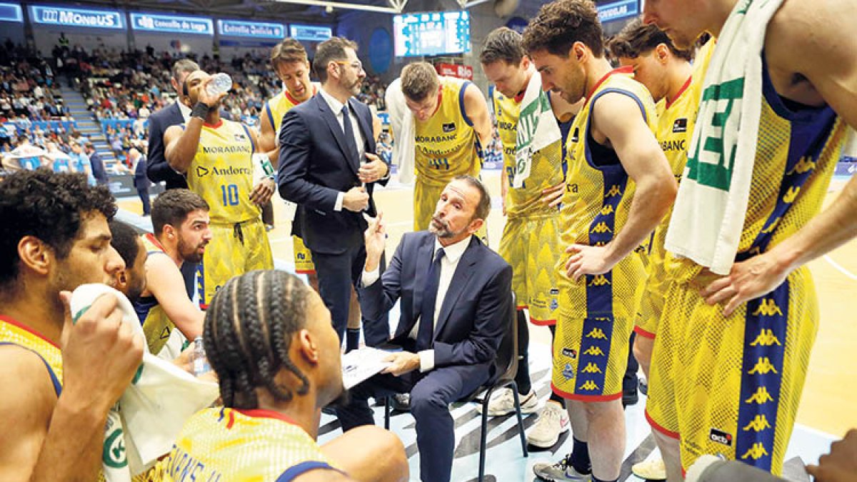 El tècnic del MoraBanc, Joan Plaza, envoltat dels jugadors en un temps mort.